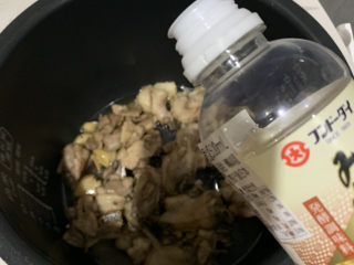 13、盐焗手撕鸡,煮好后淋上1勺料酒，搅拌均匀。焖3分钟