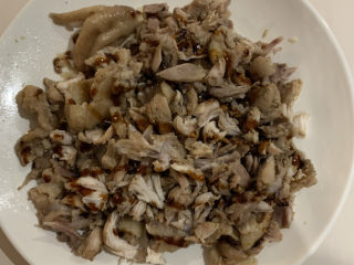 14、盐焗手撕鸡,把调好的料淋上去鸡丝里