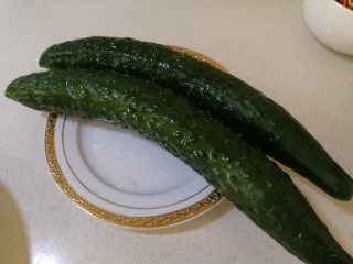 1、炝拌三丝,黄瓜洗净。