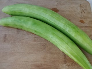 2、炝拌三丝,去皮。