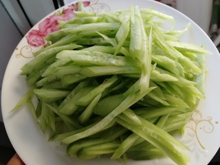 3、炝拌三丝,切丝。