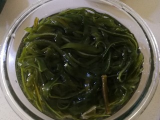 4、炝拌三丝,干海带丝清水泡软。