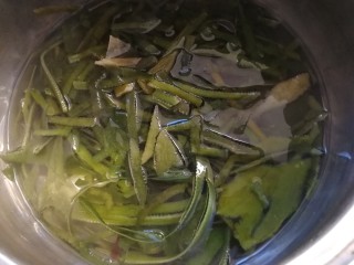 5、炝拌三丝,开水里煮3分钟。