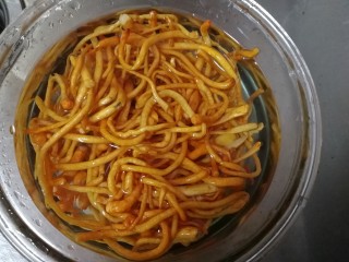 6、炝拌三丝,鲜虫草菇洗干净。