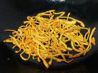 7、炝拌三丝,热锅凉油，放入虫草菇文火翻炒均匀。