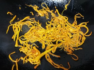 8、炝拌三丝,炒出香味。