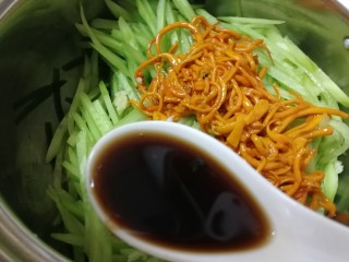 10、炝拌三丝,放入炒好的虫草菇，加香醋。