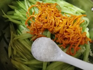 11、炝拌三丝,加糖提鲜。