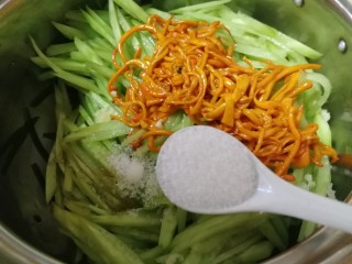 12、炝拌三丝,加盐入味。