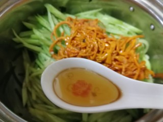 13、炝拌三丝,加香油增香。