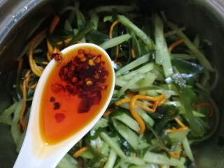 14、炝拌三丝,根据自己口味加辣椒油增香，翻拌均匀即可。