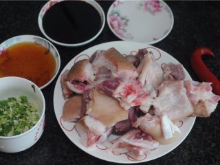 1、三杯酱香猪蹄,所有的食材准备好