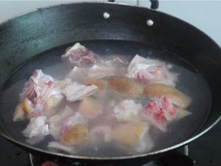 2、三杯酱香猪蹄,猪蹄和冷水一起入锅，烧开后捞去浮沫