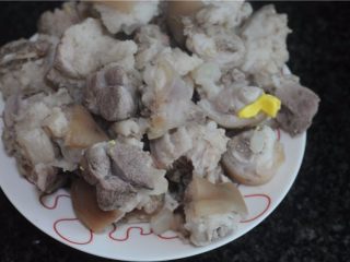 4、三杯酱香猪蹄,猪蹄汆烫好后捞出来