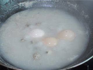 5、三杯酱香猪蹄,鸡蛋和鹌鹑蛋继续煮一会，关火焖熟，出锅泡凉水
