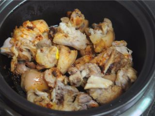 6、三杯酱香猪蹄,将葱打结，铺在砂锅里，将猪蹄放在葱结上面，加入酱汁和老干妈