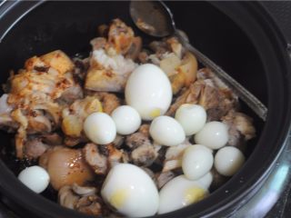 7、三杯酱香猪蹄,将剥壳的鸡蛋、鹌鹑蛋放进去