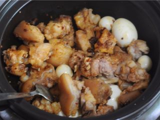 8、三杯酱香猪蹄,稍微翻拌下，让猪蹄和鸡蛋都均匀粘上酱汁