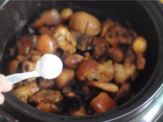 11、三杯酱香猪蹄,出锅前加盐调味即可