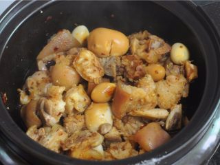 10、三杯酱香猪蹄,两个小时十分钟左右，猪蹄焖好了