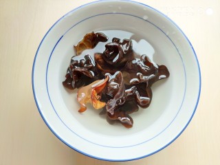 3、香干拌三丝,木耳用温水提前泡开。