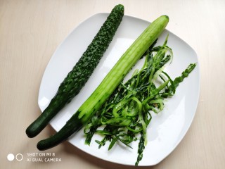 5、香干拌三丝,黄瓜洗净用削皮器刮去黄瓜片。