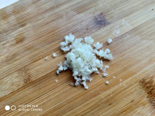 10、香干拌三丝,大蒜去皮剁成蒜末。