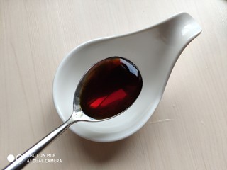 12、香干拌三丝,小碗里加入一勺生抽。