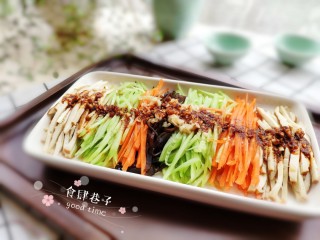 18、香干拌三丝,吃的时候拌匀即可。