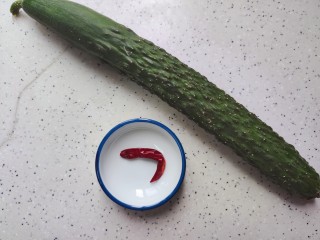 1、酸辣黄瓜条,首先我们准备好所有食材