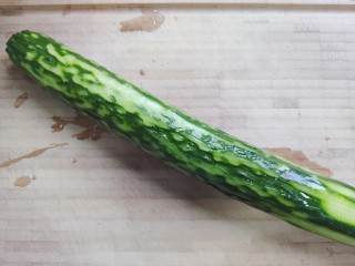2、酸辣黄瓜条,黄瓜削掉少许皮，不要全部削掉，留着一点绿色更好看