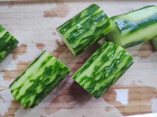 3、酸辣黄瓜条,洗净之后先切成段