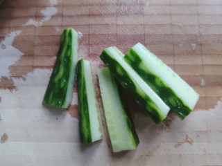 4、酸辣黄瓜条,再切成条状