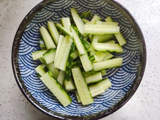 5、酸辣黄瓜条,全部切好，放入大碗