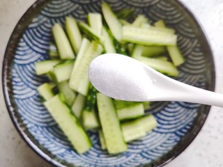 6、酸辣黄瓜条,加两小勺细盐