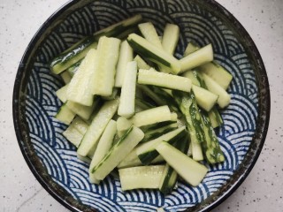 8、酸辣黄瓜条,然后静置50分钟左右