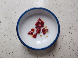 9、酸辣黄瓜条,干红辣椒剪碎