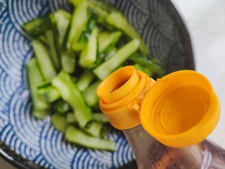 11、酸辣黄瓜条,加适量香醋