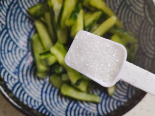 12、酸辣黄瓜条,加两勺细砂糖