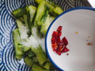 13、酸辣黄瓜条,加入干红辣椒