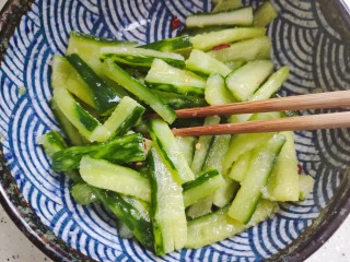 14、酸辣黄瓜条,搅拌均匀