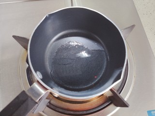 15、酸辣黄瓜条,烧热少许食用油