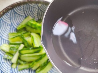16、酸辣黄瓜条,趁热倒入黄瓜内