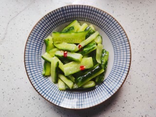 17、酸辣黄瓜条,搅拌均匀，装碗
