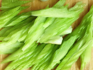 3、芹菜拌腐竹,斜切成片