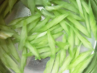 4、芹菜拌腐竹,锅中放盐、清水烧开，放入西芹