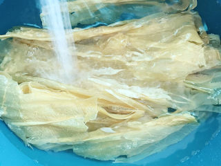 5、芹菜拌腐竹,腐竹提前浸泡