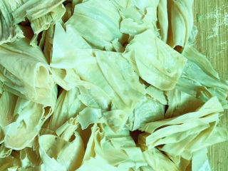 6、芹菜拌腐竹,切成段