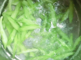 7、芹菜拌腐竹,煮1分钟