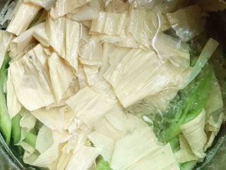 8、芹菜拌腐竹,放入腐竹。